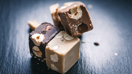 Kontrastreiche Schokopralinen auf dunklem Untergrund – Genuss in Szene gesetzt