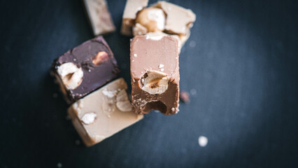 Kontrastreiche Schokopralinen auf dunklem Untergrund – Genuss in Szene gesetzt