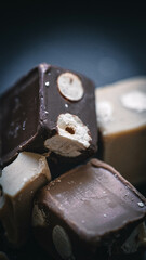 Kontrastreiche Schokopralinen auf dunklem Untergrund – Genuss in Szene gesetzt