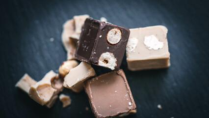 Kontrastreiche Schokopralinen auf dunklem Untergrund – Genuss in Szene gesetzt