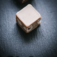 Stimmungsvolle Schokopralinen auf schwarzer Schieferplatte – Dunkler Genuss