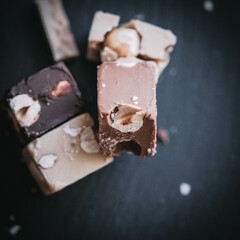 Stimmungsvolle Schokopralinen auf schwarzer Schieferplatte – Dunkler Genuss