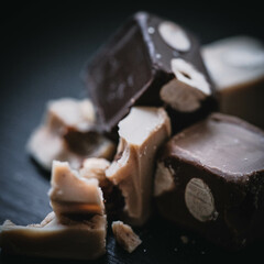 Stimmungsvolle Schokopralinen auf schwarzer Schieferplatte – Dunkler Genuss