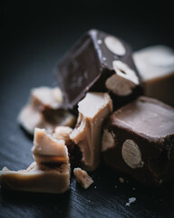 Stimmungsvolle Schokopralinen auf schwarzer Schieferplatte – Dunkler Genuss