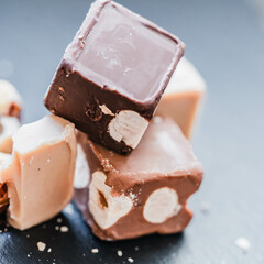 Leichte Eleganz – Pralinen in hellem Licht auf schwarzer Schieferplatte