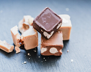 Leichte Eleganz – Pralinen in hellem Licht auf schwarzer Schieferplatte