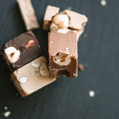 Sommerliche Schokofreude – Pralinen auf schwarzer Schieferplatte