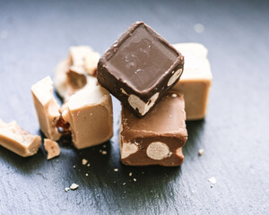 Sommerliche Schokofreude – Pralinen auf schwarzer Schieferplatte