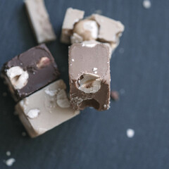 Winterlicher Schokoladengenuss – Edle Pralinen auf dunkler Schieferplatte