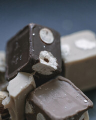 Winterlicher Schokoladengenuss &ndash; Edle Pralinen auf dunkler Schieferplatte