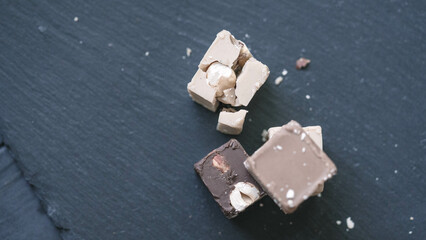 Winterlicher Schokoladengenuss &ndash; Edle Pralinen auf dunkler Schieferplatte