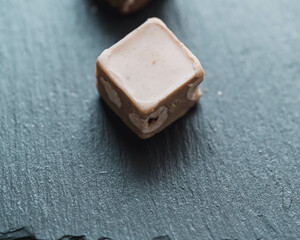 Festliche Pralinen im winterlichen Licht &ndash; S&uuml;&szlig;e Weihnachtsfreude