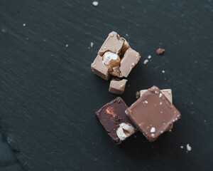 Festliche Pralinen im winterlichen Licht &ndash; S&uuml;&szlig;e Weihnachtsfreude