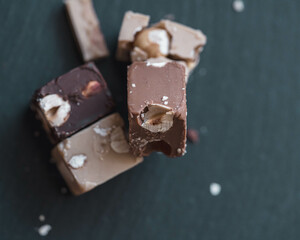 Festliche Pralinen im winterlichen Licht &ndash; S&uuml;&szlig;e Weihnachtsfreude