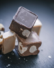 Stimmungsvolle Weihnachtspralinen auf dunklem Untergrund