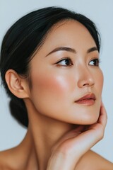 Obraz premium A woman with a beautiful face is looking at the camera