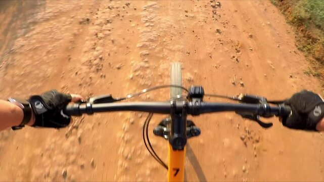 Grava&ccedil;&atilde;o em primeira pessoa andando de bicicleta em estrada de terra