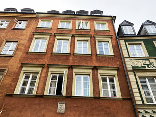 Obraz premium Traditional architecture in Warsaw, Poland showcasing historic European building design