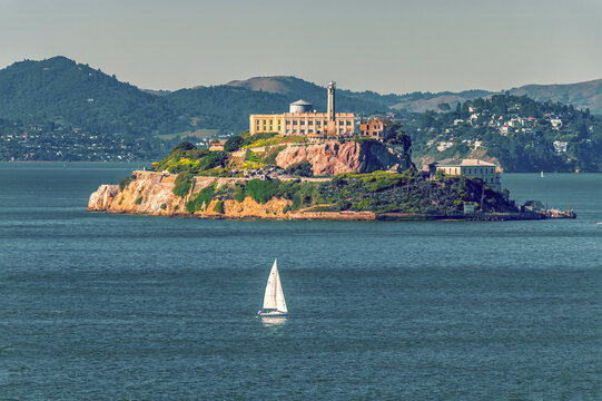 A view in the late afternoon towards the Alcatraz island from the cruise terminal in San Francisco in early springtime - Powered by Adobe