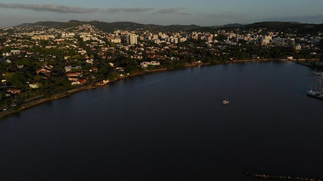 Veleiro no lago Gua&iacute;ba na zona sul de Porto Alegre
