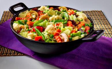 Pfannengemuese Asiatische Art in Wok, Gemüse gebraten, Asiagericht, 