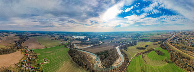 Meandry rzeki Odra w okolicach Chałupek na Śląsku. Granica Polski i Czech. Panorama z lotu ptaka wczesną wiosną. © Franciszek
