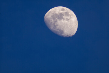 Mond um 18 Uhr.