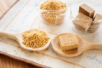 コンソメ　固形コンソメと顆粒コンソメ