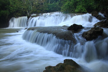 Obraz premium Pa La Tha Waterfall is a beautiful limestone waterfall. Its highlight is the waterfall's long width, clearly descending into 3 levels. It is most beautiful during the rainy season. Umphang ,THAILAND