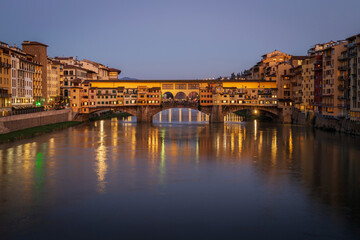 Obraz premium Arno river and famous Ponte Vecchio bridge after sunset. View from Ponte alle Grazie in Florence, Tuscany, Italy 