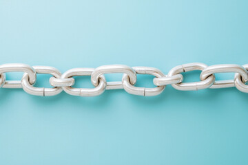 Obraz premium Cyberbullying online prevention. broken chain link on blue background symbolizes freedom