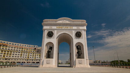 Obraz premium Triumphal arch timelapse hyperlapse and the central part of the city in Astana, Kazakhstan.