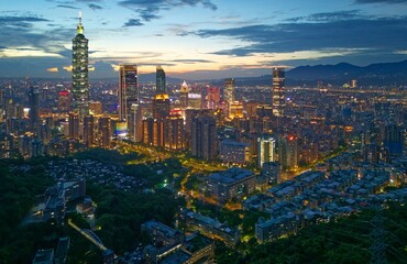 Obraz premium Beautiful city skyline of Downtown Tokyo, with the famous Tokyo Tower standing tall among modern skyscrapers under blue sunny sky & Zoujou-ji Buddhist Temple near the base of the eye-catching landmar