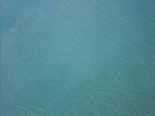Obraz premium Tranquil turquoise ocean water glistening under clear blue sky