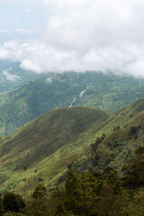 Fototapeta premium Kodaikanal offers stunning mountain landscapes enhanced by rich greenery and visible waterfalls.