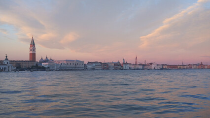 Naklejka premium Stunning twilight view of Venice with iconic architecture and serene water reflections