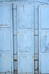 Puerta vieja de madera pintada de azul