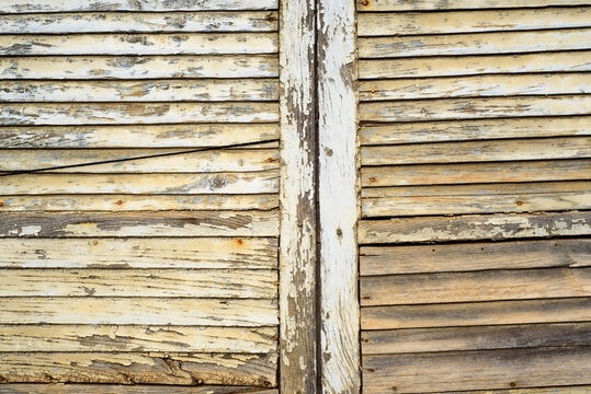 Puerta de tablillas de madera vieja y deteriorada