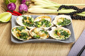 Grilled scallops with green onion