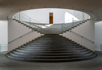 Obraz premium Bonn, Nordrhein-Westfalen, Deutschland – 2025, March 09: Treppe im Kunstmuseum Bonn 