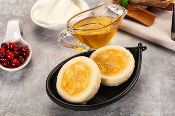 Roasted cheesecakes - Syrniki with honey