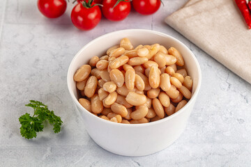 Canned white beans in the bowl