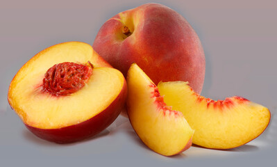  Pfirsich gelb ganz und aufgeschnitten, Obst, isoliert, Steinfrucht,

