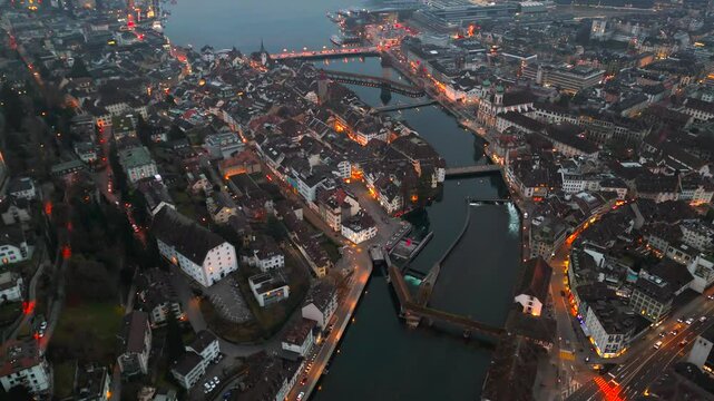 Stadtbild von Luzern Luftaufnahme, Schweiz bei Nacht mit Stadtlichtern, nebligem Wetter. Luftbild vom Fluss Reuss und allen bekannten Bruecken am Abend. Aerial view of city center of Lucerne at night