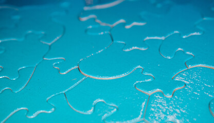 Naklejka premium Close-Up of Interlocking Puzzle Pieces with Gradient Blue Background