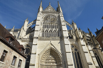 Façade sud de la cathédrale à Amiens. France