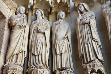 Statues de la façade de la cathédrale à Amiens. France