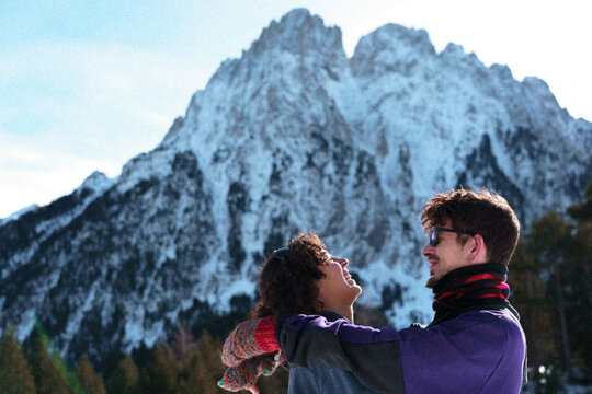 Pareja disfrutando del Parque Nacional de Aiguas Tortas y Lago de San Mauricio​ 