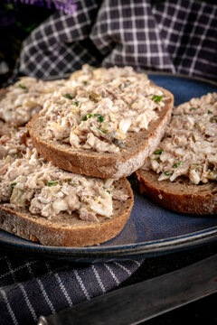 Sandwich with tuna paste and eggs.