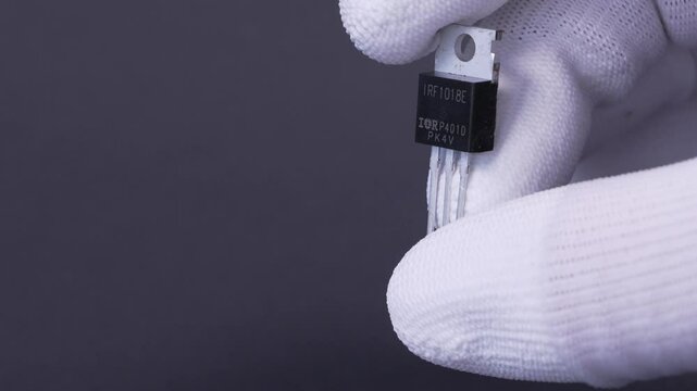 Transistor / voltage regulator / MOSFET in a TO-220 package